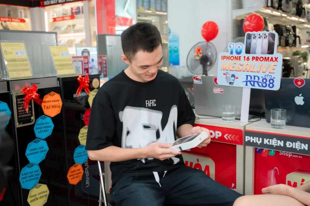 Trao tặng iphone 16 promax khách hàng hải phòng 1